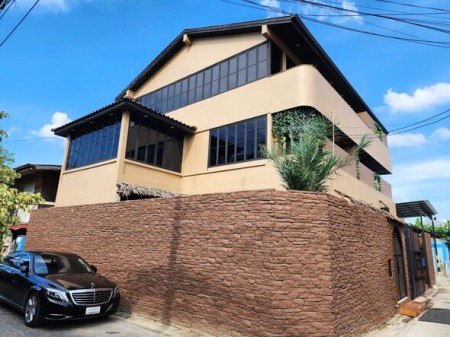 บ้าน ขาย บ้านพูลวิลล่าศรีนครินทร์ พร้อมบาร์วิวเมือง180องศา พูลวิลล่าสไตล์รีสอร์ทใกล้อ่อนนุช ใกล้รถไฟฟ้าสายสีเหลือง พูลวิลล่าสุดหรู3ชั้น